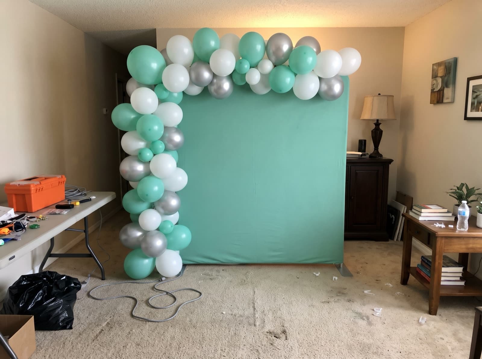 Square backdrop with a garland up one side