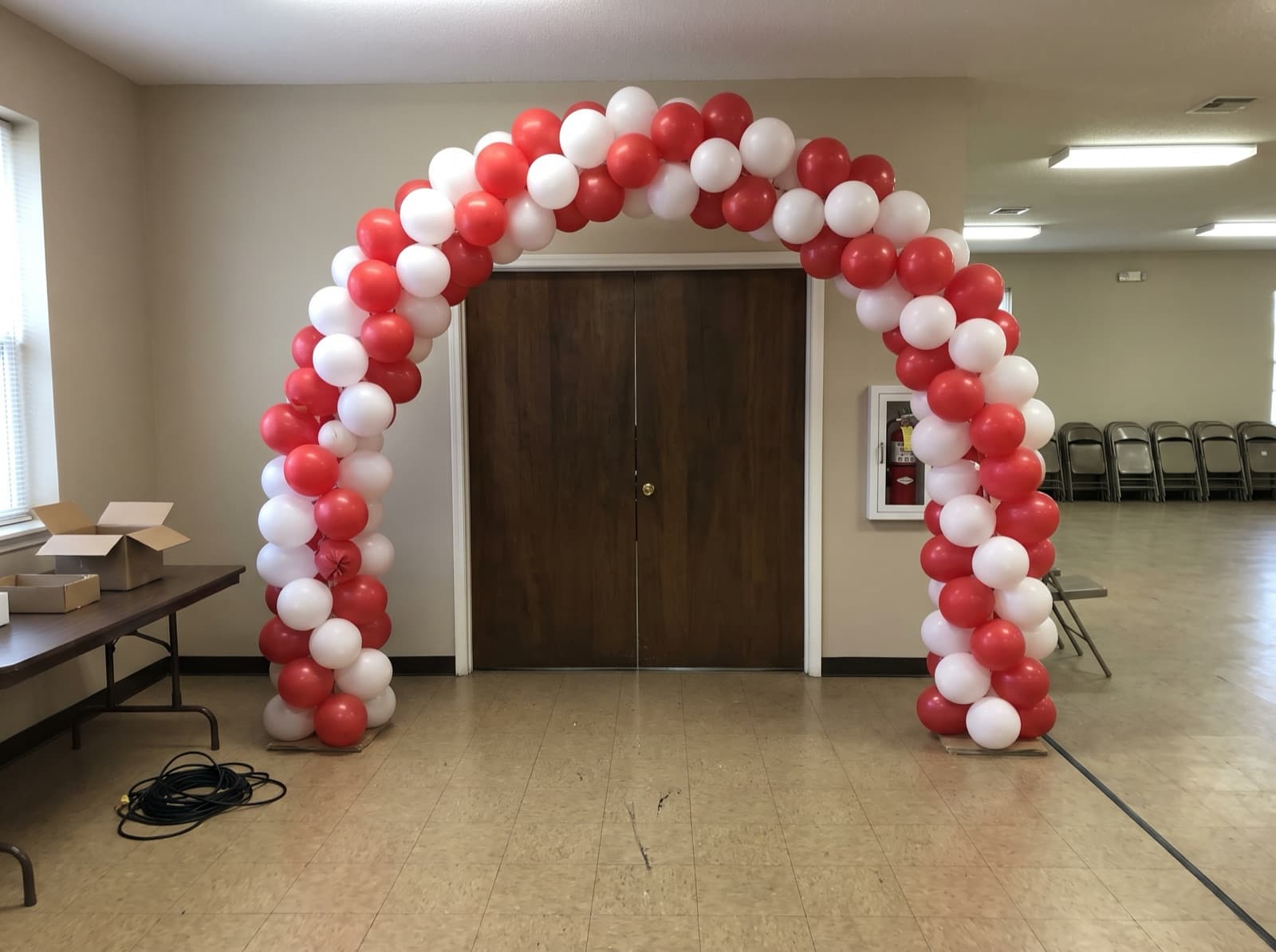 Balloon columns joined by an arch at a hall entrance