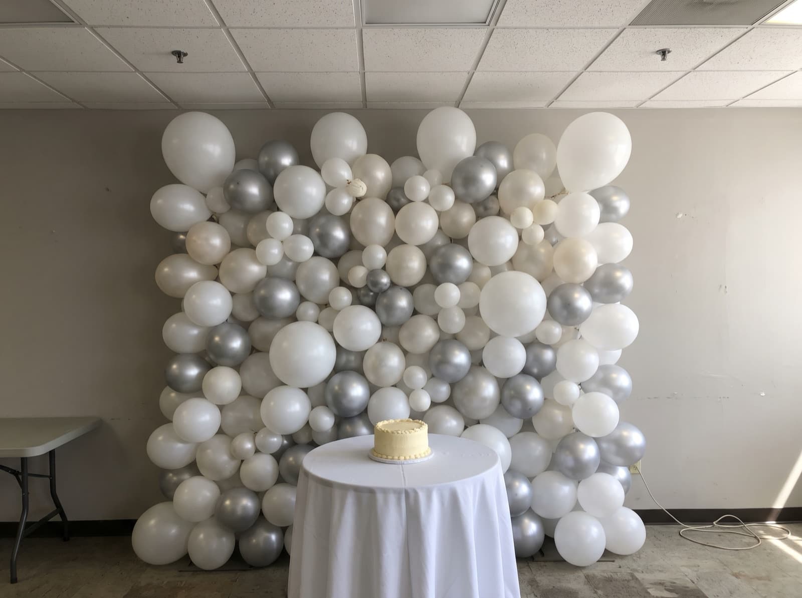 Organic balloon wall in white, pearl and silver